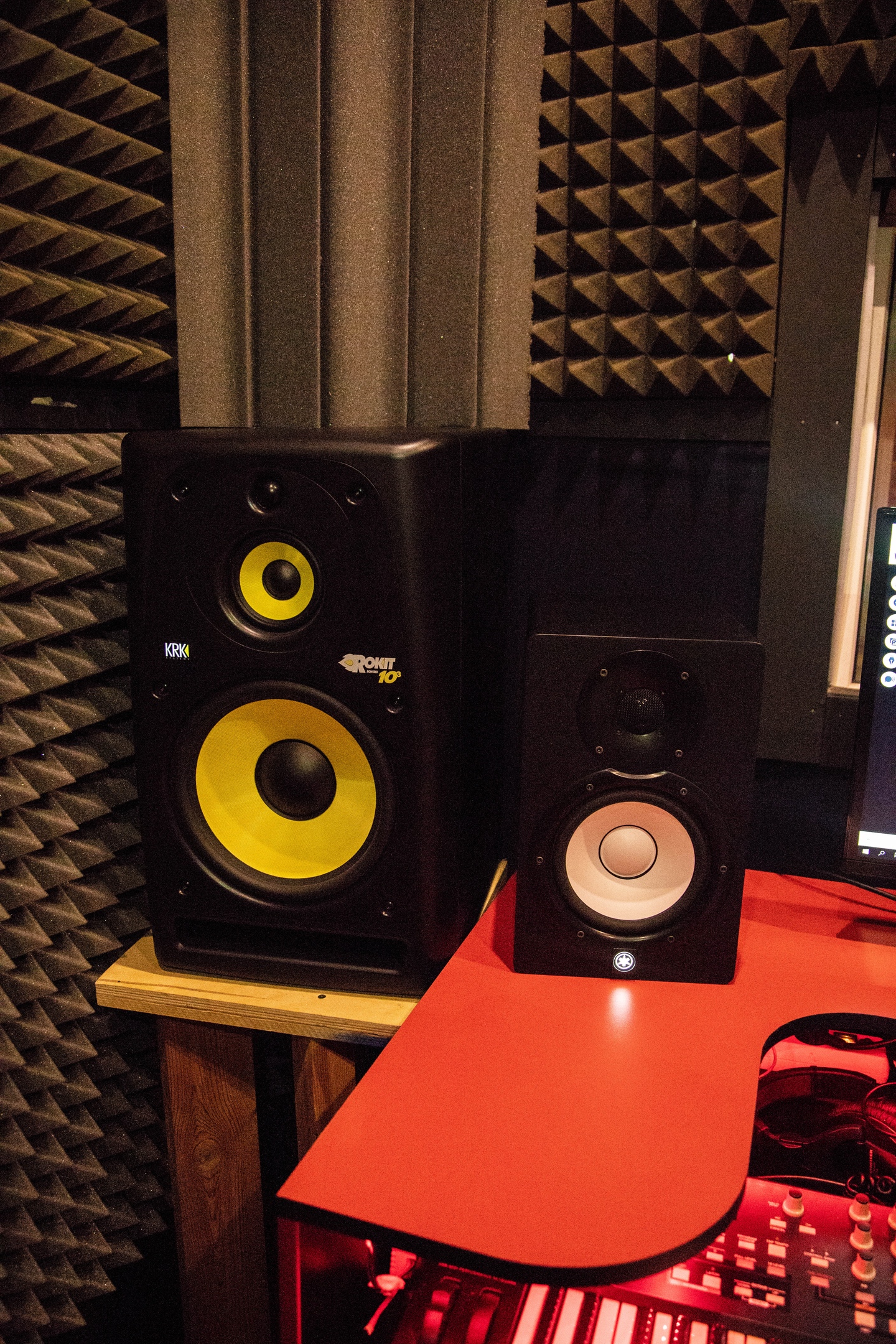 Мониторы KRK Rokit Powered 10-3 G2Yamaha hs7